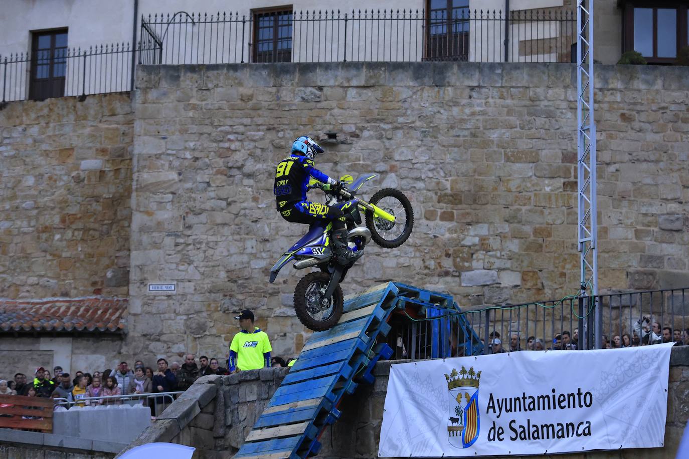 Súper Enduro nocturno en pleno centro de Salamanca