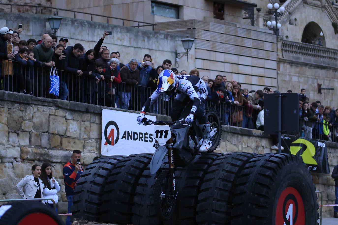 Súper Enduro nocturno en pleno centro de Salamanca