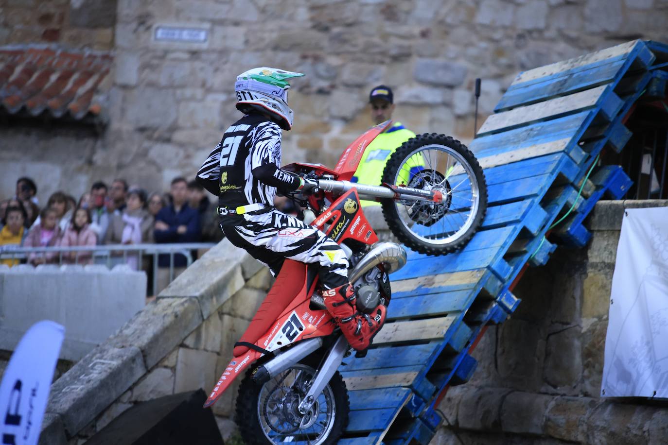 Súper Enduro nocturno en pleno centro de Salamanca