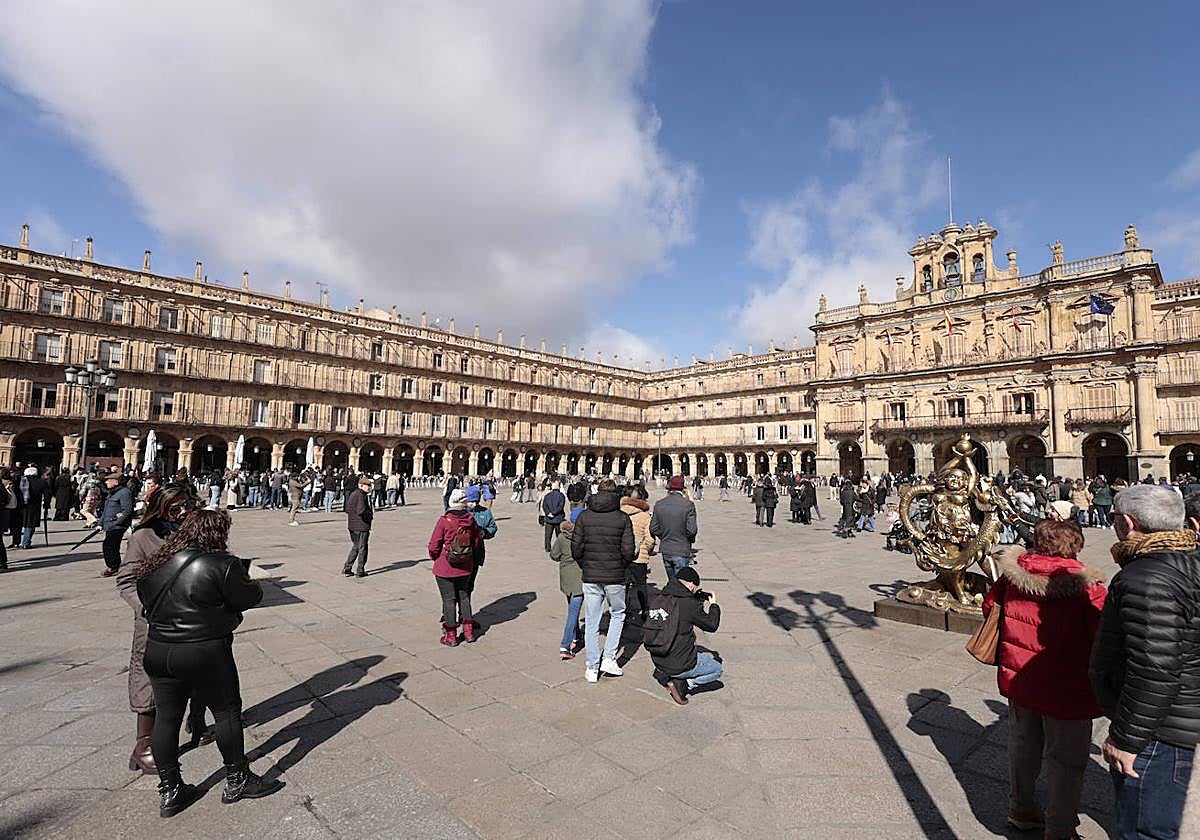 Turistas, en la Plaza Mayor de Salamanca.