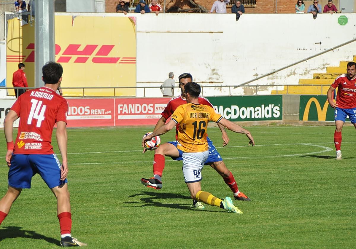 Adri Gómez, jugador de Unionistas de Salamanca, disputa un balón