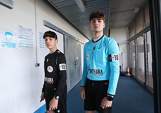 Iker y Bayón estrenan los brazaletes blancos de árbitros menores de edad