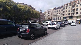 coches esperando a que el parking deje de estar 'completo'.