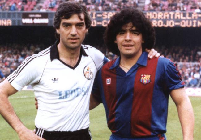 Enrique Miguel, con Maradona, en una de las icónicas imágenes de la historia de la UD Salamanca.