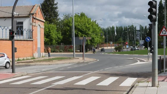 El primer semáforo inteligente de Salamanca en la carretera de Vecinos.