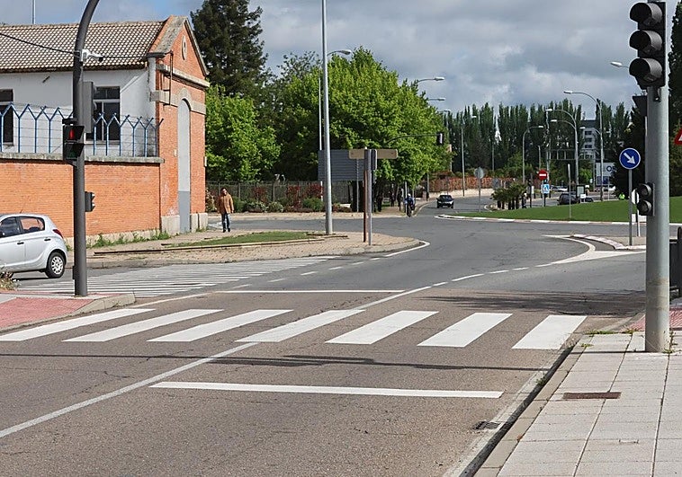 El primer semáforo inteligente de Salamanca en la carretera de Vecinos.