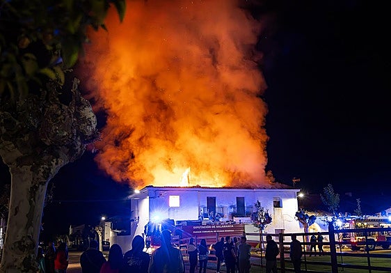 Bomberos, Policía Local y Guardia Civil intervienen en la extinción de un incendio en dos viviendas en Águeda (Salamanca)
