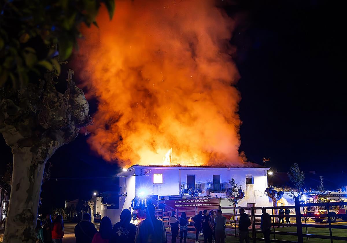 Bomberos, Policía Local y Guardia Civil intervienen en la extinción de un incendio en dos viviendas en Águeda (Salamanca)