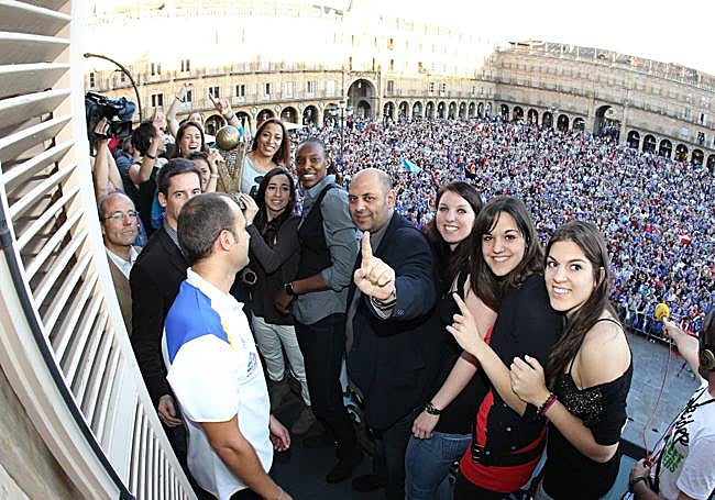 La inolvidable plantilla de la temporada 10-11 celebrando la Euroliga en el banco del Ayuntamiento de Salamanca ante una Plaza Mayor repleta.