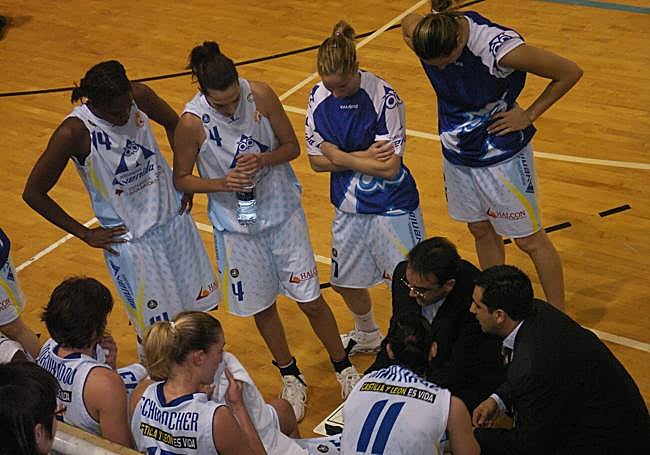 Hernández, junto a su segundo Joao Pedro Vieira, dando instrucciones en el Palau Blaugrana 2 a sus jugadoras: Katia da Silva, Laura Camps, la salmantina Blanca Marcos, Tomova, Tornikidou, Schumacher y Nuria Martínez,
