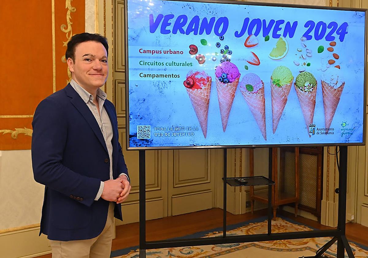 El concejal de Juventud, Pedro Martínez, presenta las actividades del 'Verano Joven'.