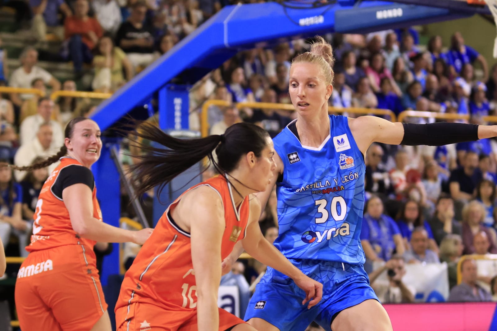 El emocionante partido entre Avenida y Valencia Basket, en imágenes
