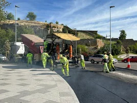 Operarios asfaltando un tramo del paseo de San Vicente en la glorieta de los Sanitarios.