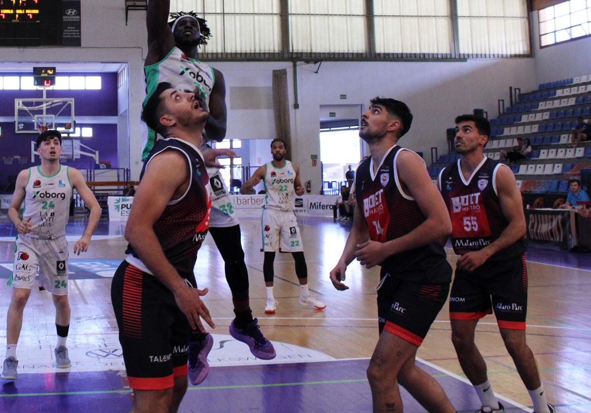 Aco McCarthy, con el 22, al fondo durante el partido ante Mataró.