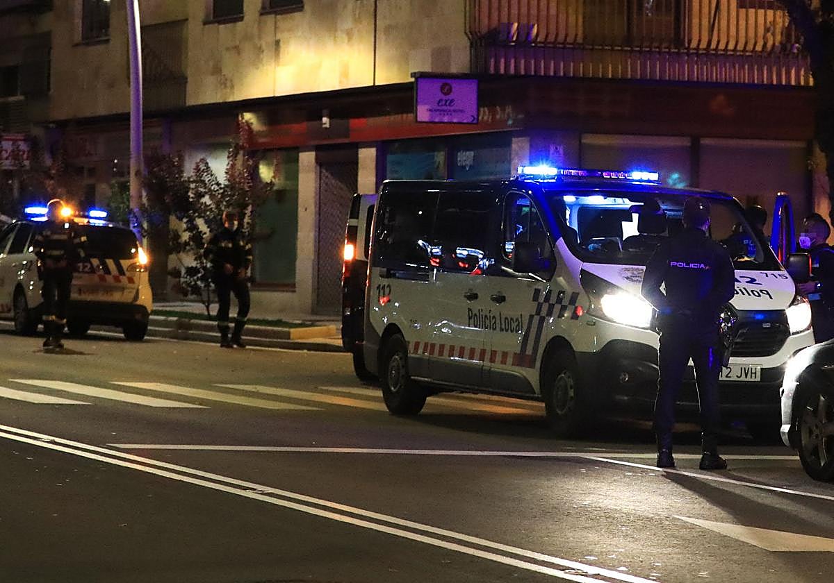 Agentes de la Policía Local, en una intervención nocturna en una imagen de archivo.
