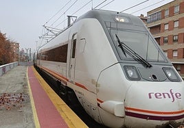 Un tren en el apeadero de La Alamedilla.