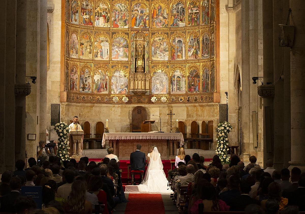 Celebración de una boda en la Catedral Vieja de Salamanca.