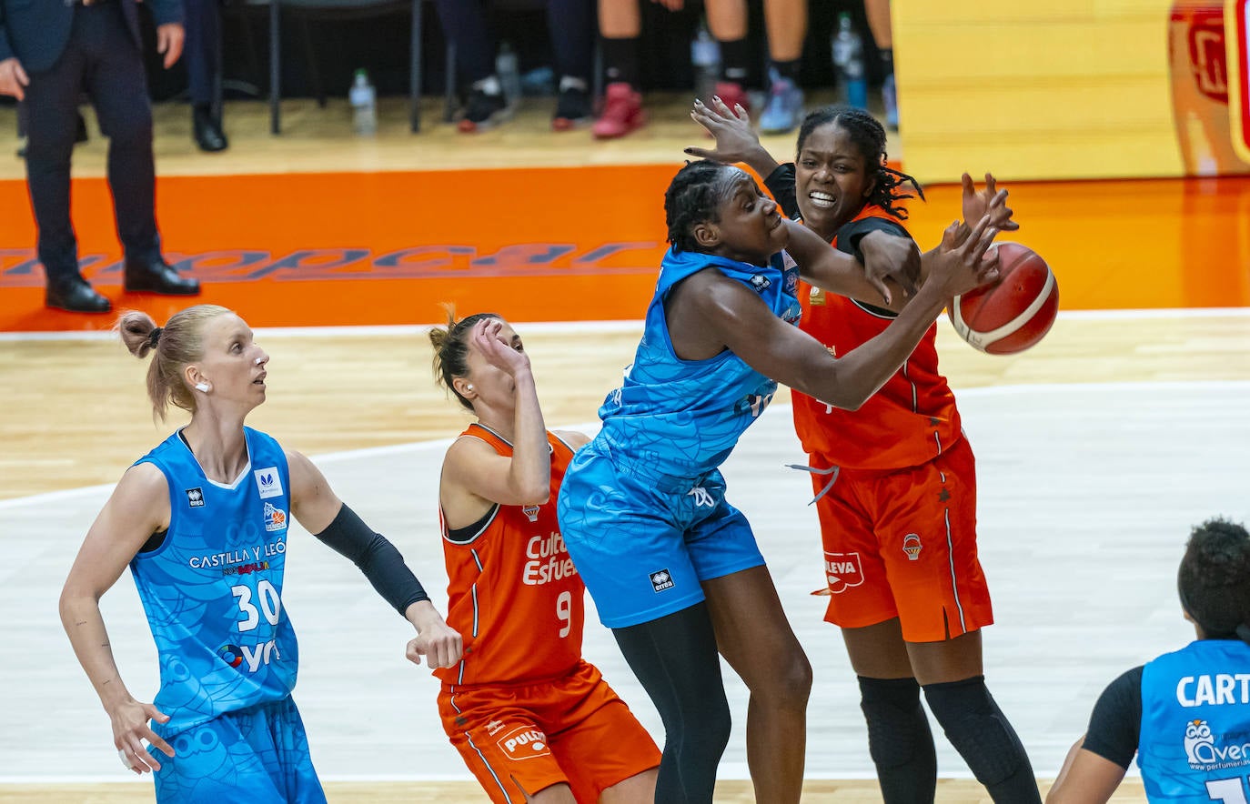 El partido entre Avenida y Valencia Basket en imágenes
