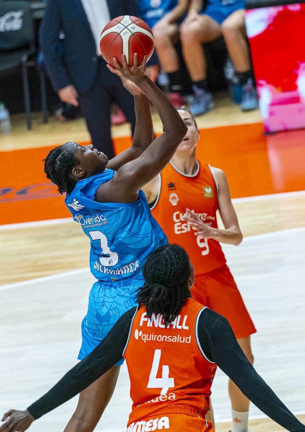 El partido entre Avenida y Valencia Basket en imágenes