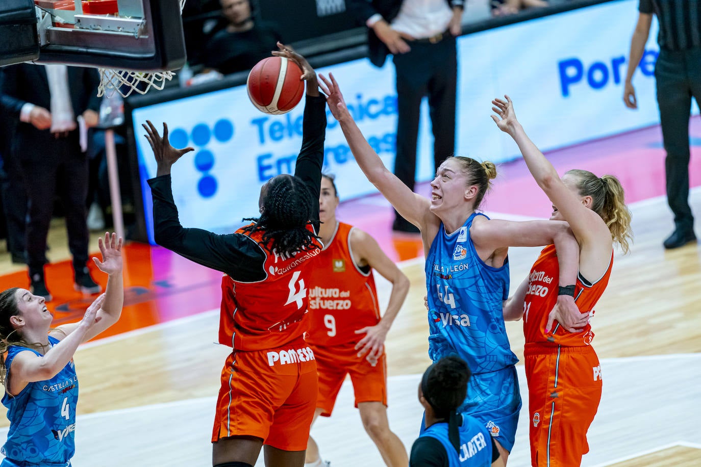 El partido entre Avenida y Valencia Basket en imágenes