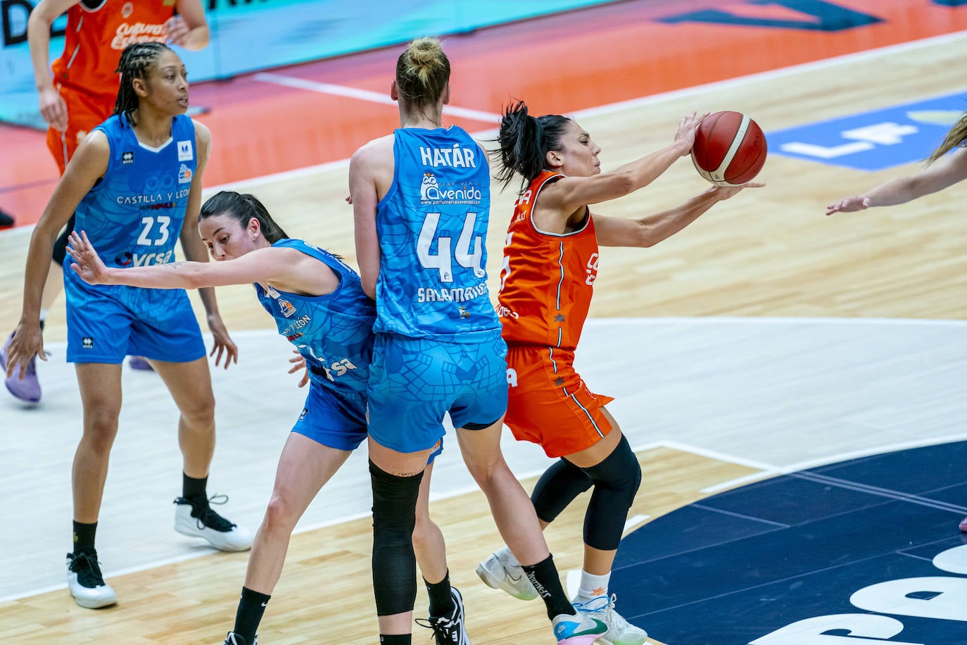 El partido entre Avenida y Valencia Basket en imágenes