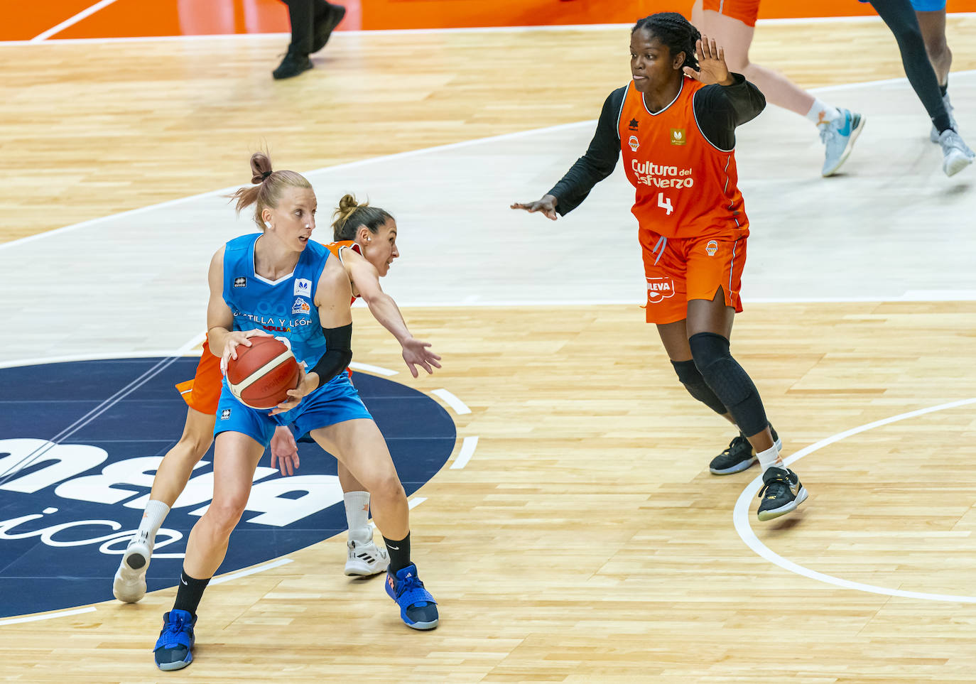 El partido entre Avenida y Valencia Basket en imágenes