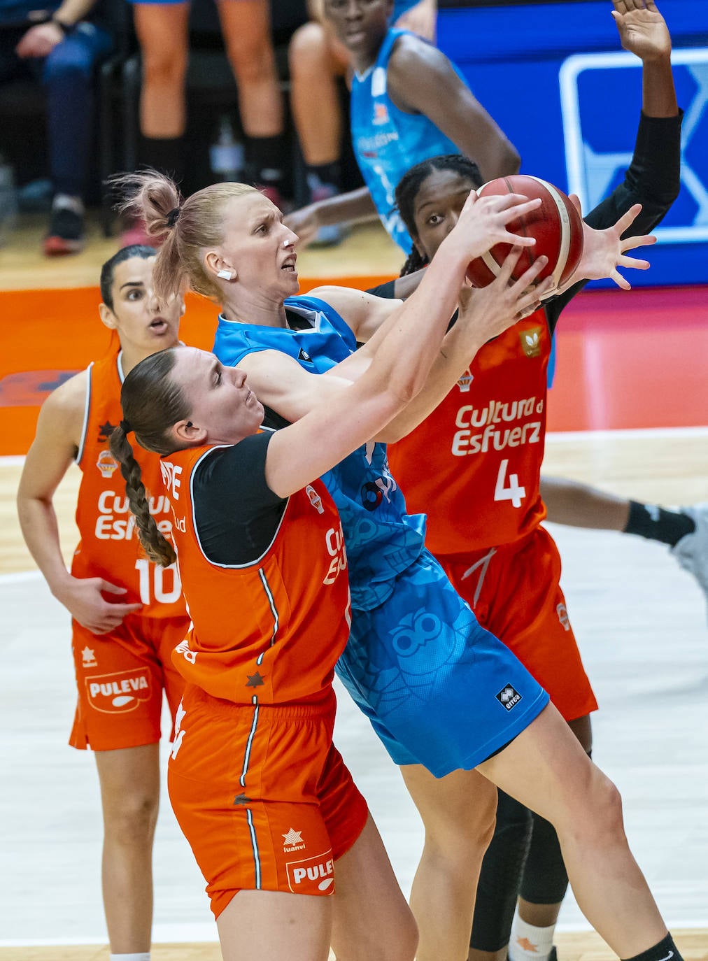 El partido entre Avenida y Valencia Basket en imágenes