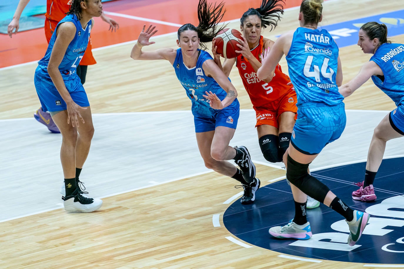 El partido entre Avenida y Valencia Basket en imágenes