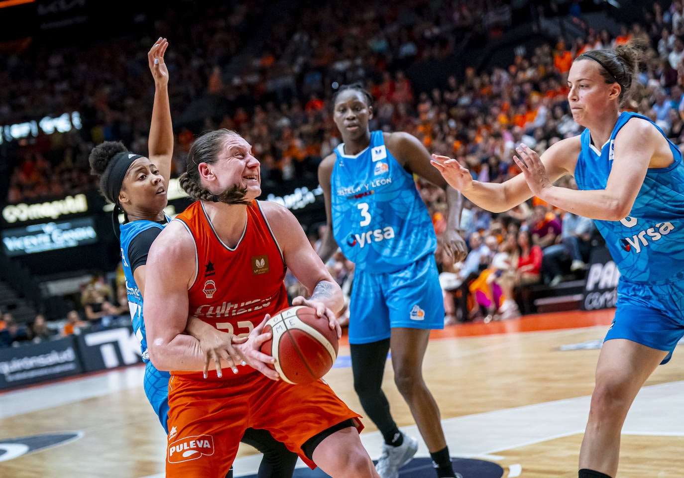 El partido entre Avenida y Valencia Basket en imágenes