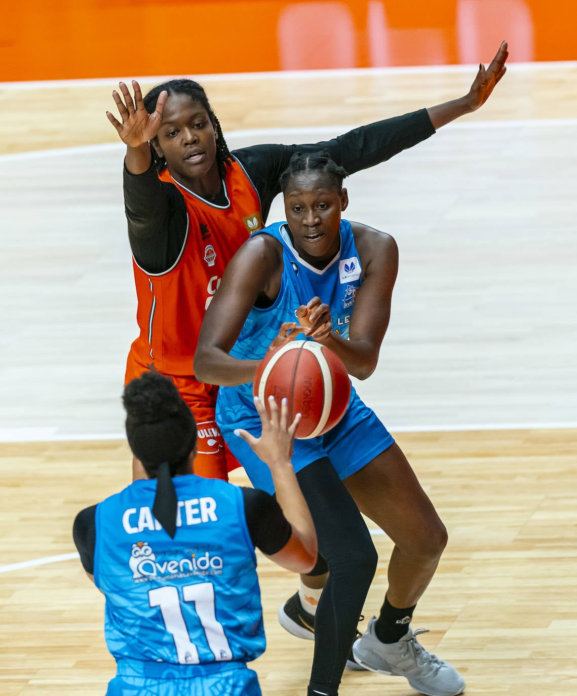 El partido entre Avenida y Valencia Basket en imágenes