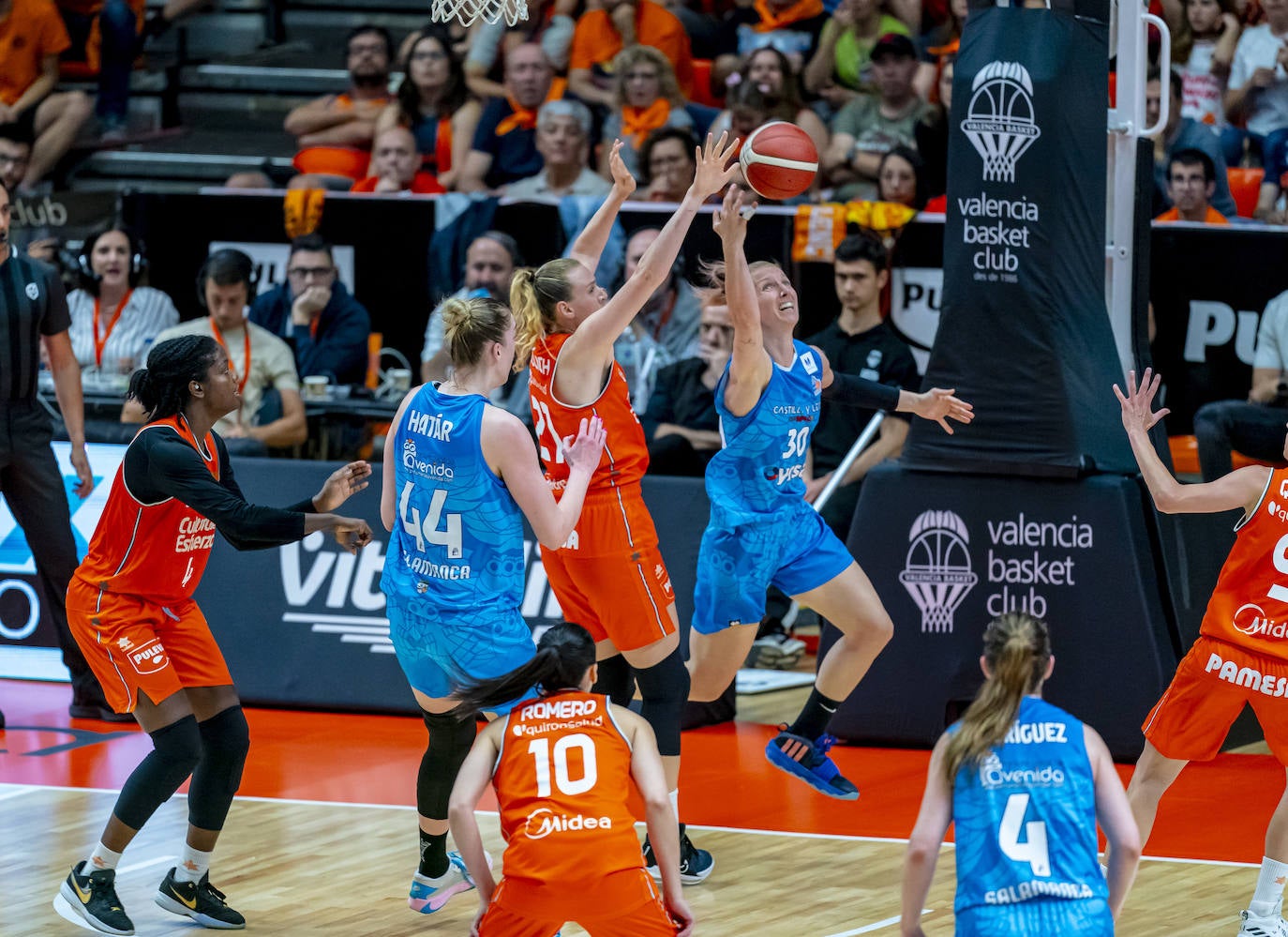 El partido entre Avenida y Valencia Basket en imágenes