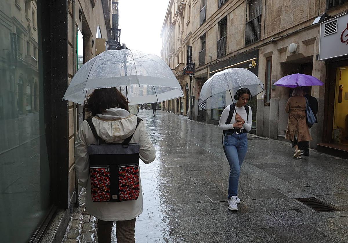 Foto de archivo de personas cubriéndose de la lluvia en Salamanca