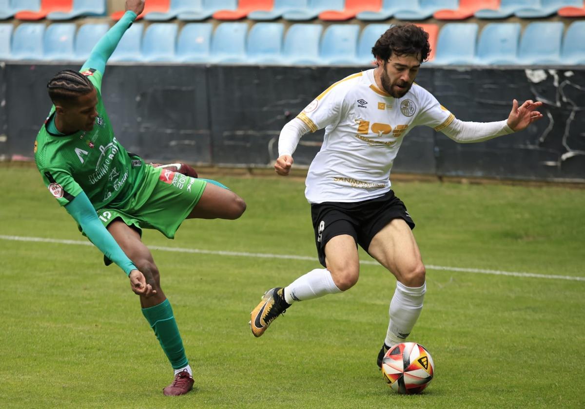 Javi Navas se lleva el balón ante un rival del Astorga.