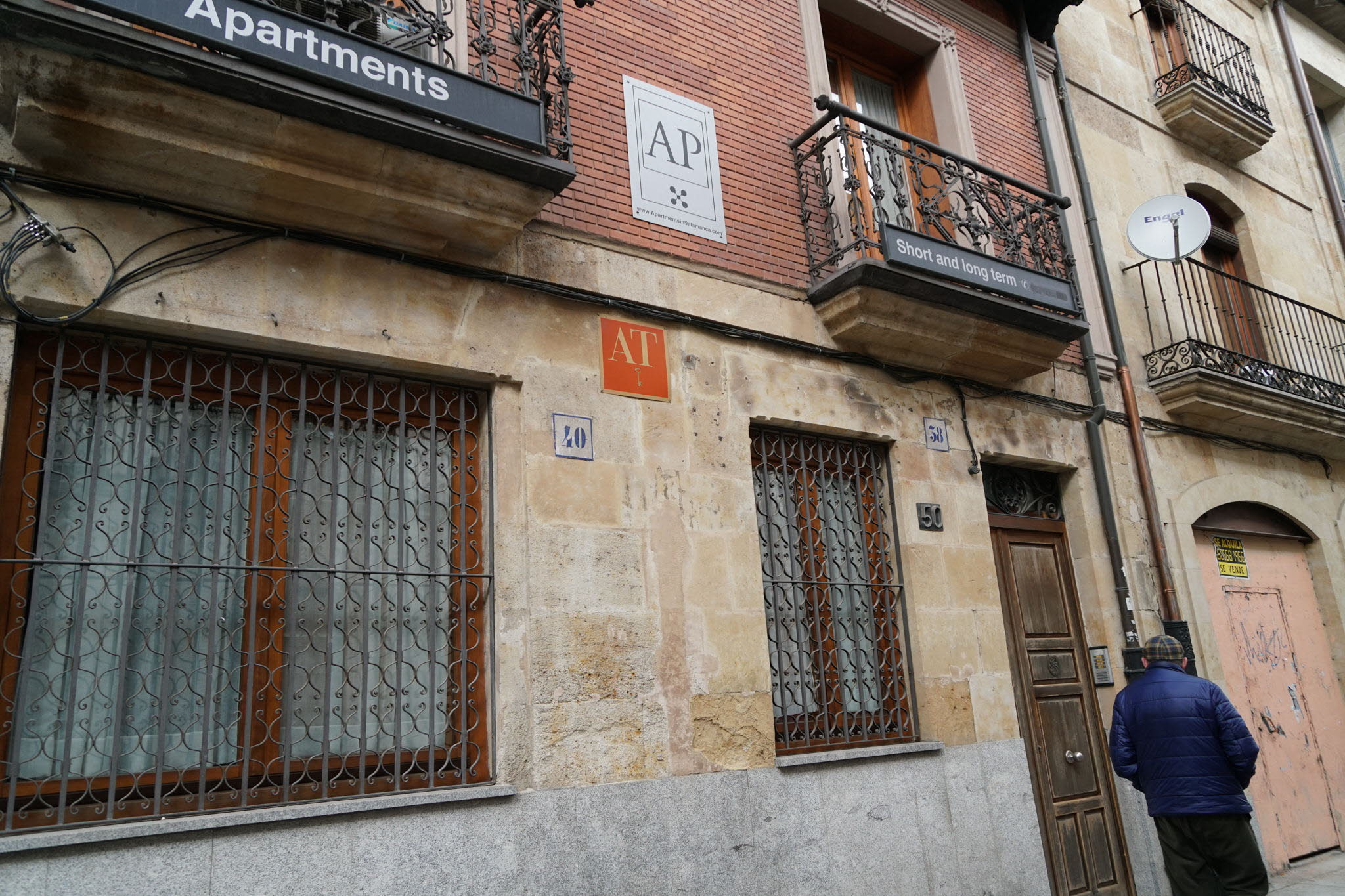 Una foto de archivo de un edificio con la placa de los apartamentos turísticos en la capital salmantina.