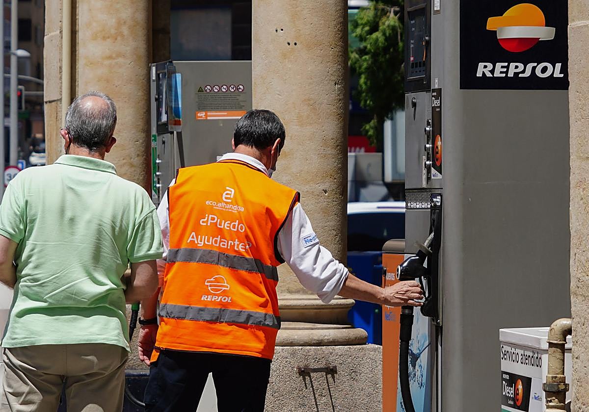 Un operario se dispone a repostar a un vehículo en una gasolinera de Salamanca.