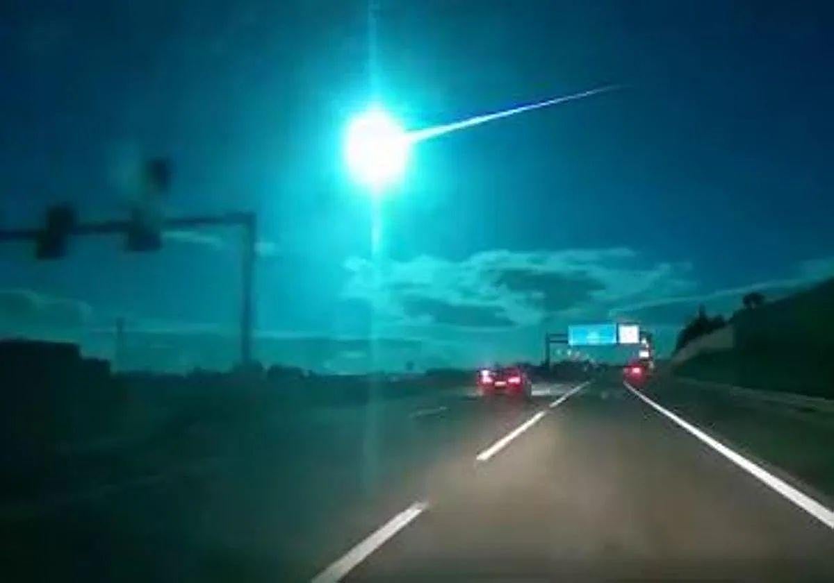 Imagen de la bola de luz a su paso por Portugal compartida por un usuario de X.