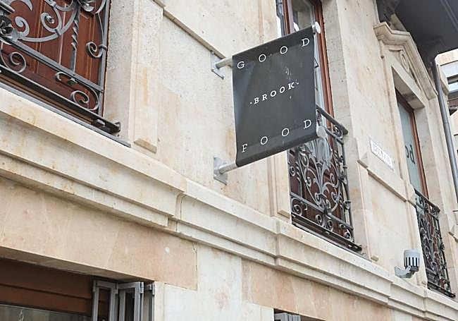 El material de la banderola de este comercio se adapta a lo determinado en la ordenanza.