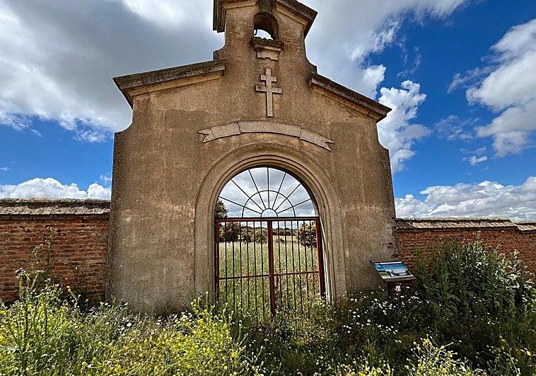 Puerta de entrada al cementerio de tuberculosos.