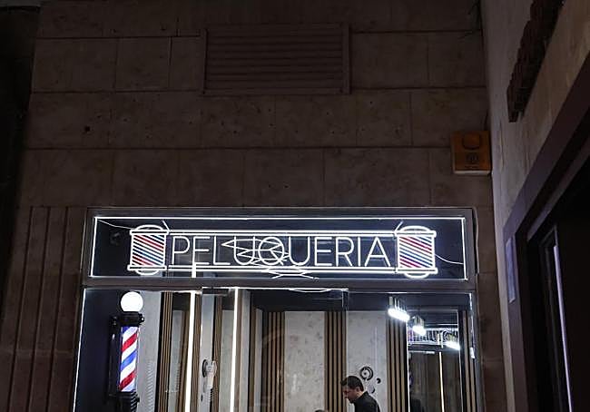 Nueva peluquería en la Plaza Mayor de Salamanca con luces distintas al blanco.