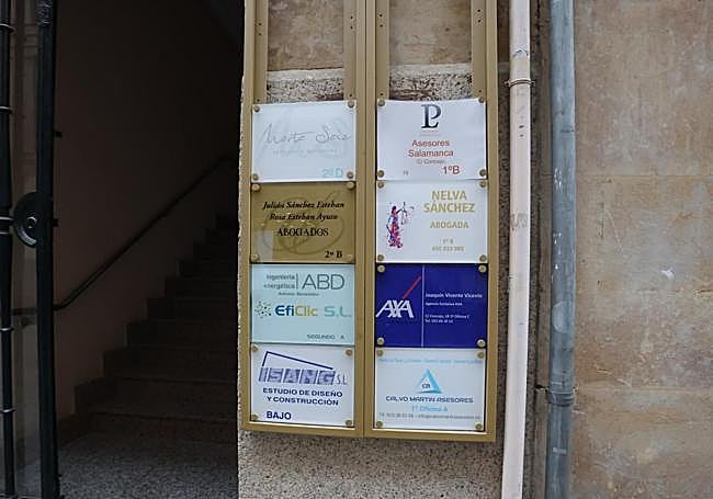 Placas con las mismas dimensiones y el mismo material, en vertical, ocupando sólo un lado de la puerta.