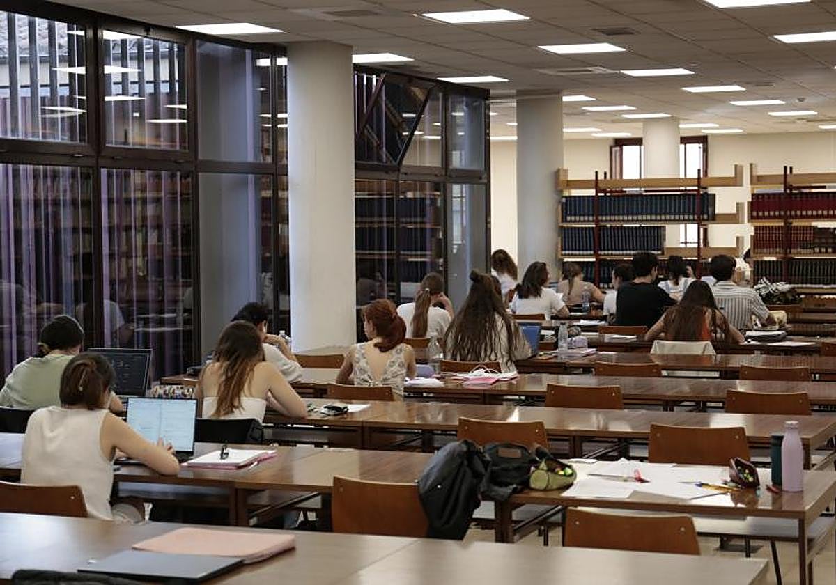 Estudiantes en una biblioteca de la Universidad de Salamanca