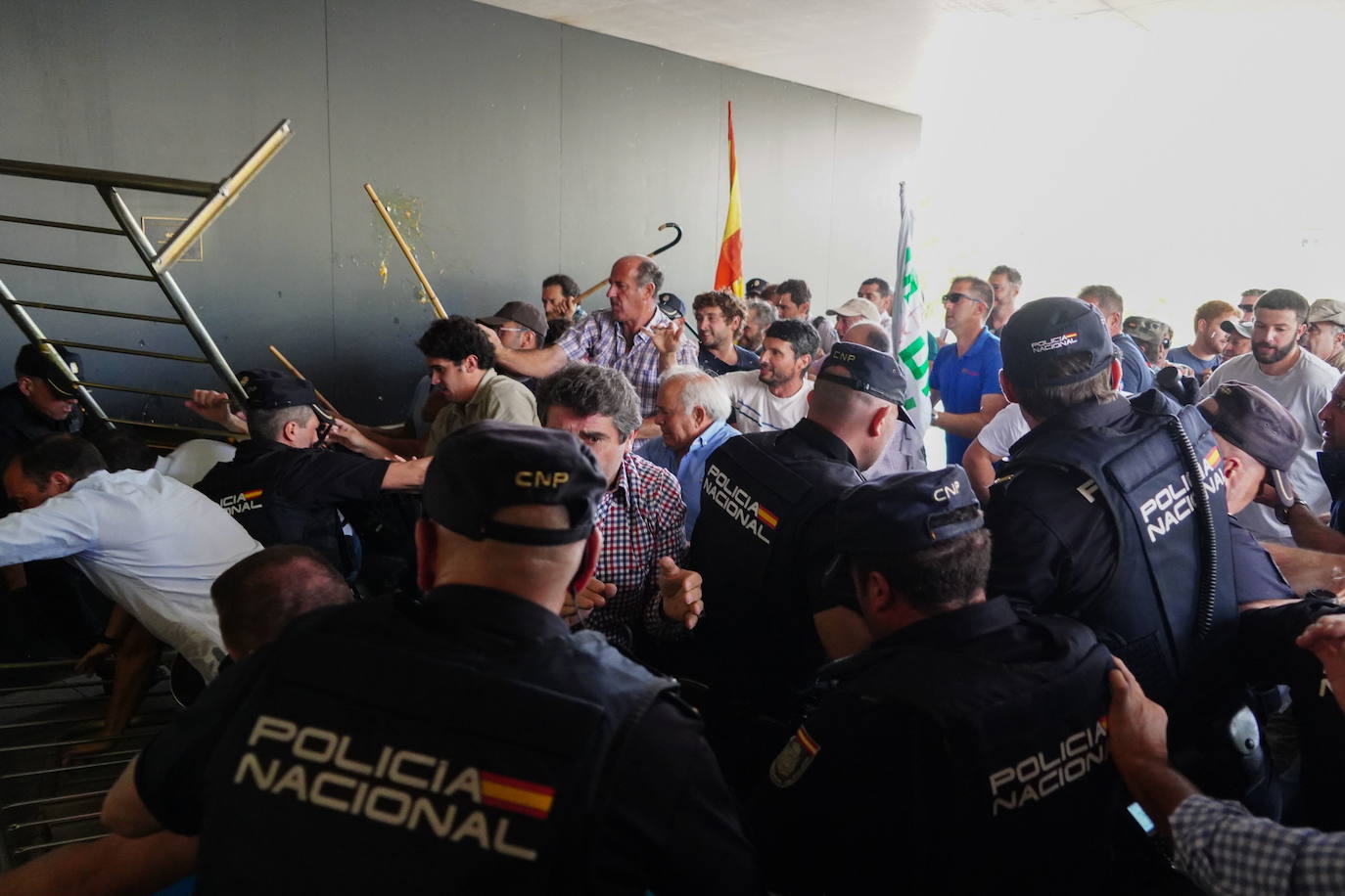 Momente del asalto a la sede de la Junta en Salamanca.