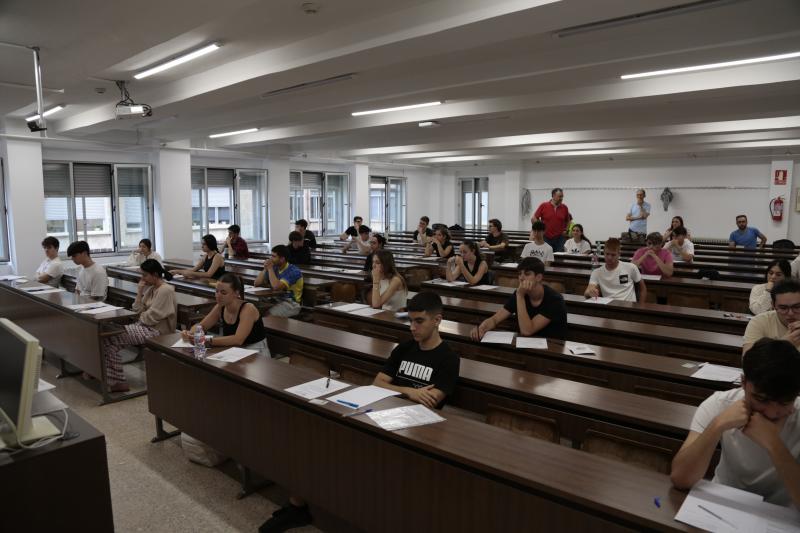 Foto de archivo de varios estudiantes realizando la EBAU