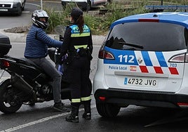 Una agente de Policía Local, en una intervención en una imagen de archivo.