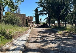 Los últimos restos del edificio principal de la residencia, este viernes.