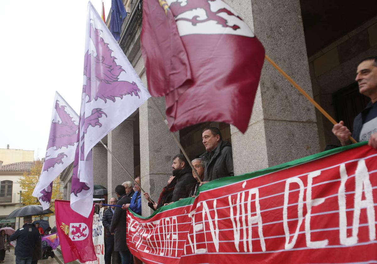 Imagen de una concentración anterior por la defensa del eje ferroviario.