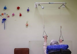 Una usuaria en la zona de fisioterapia de un centro salmantino en una imagen de archivo.