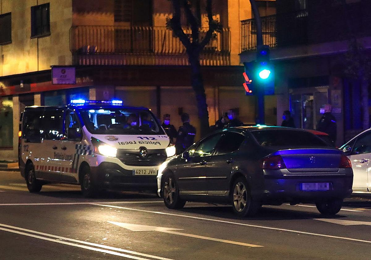 Intervención policial nocturna en una imagen de archivo.