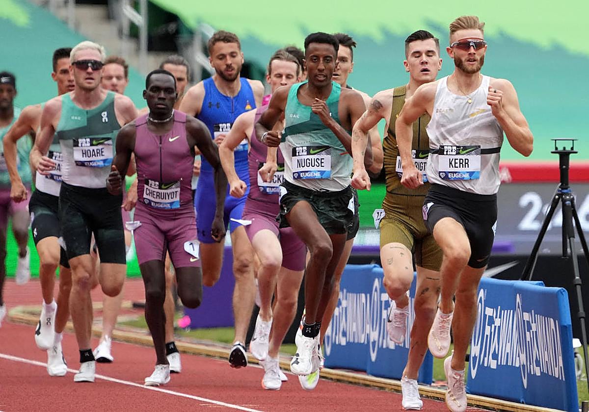 El ganador Kerr, encabezando el grupo en Eugene, y Mario García Romo, al final del mismo.