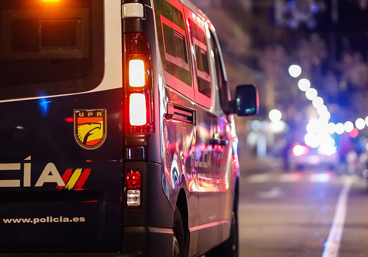 Una patrulla de la Policía Nacional, de noche en Salamanca.